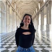 Docente di greco impartisce lezioni online per studenti delle superiori